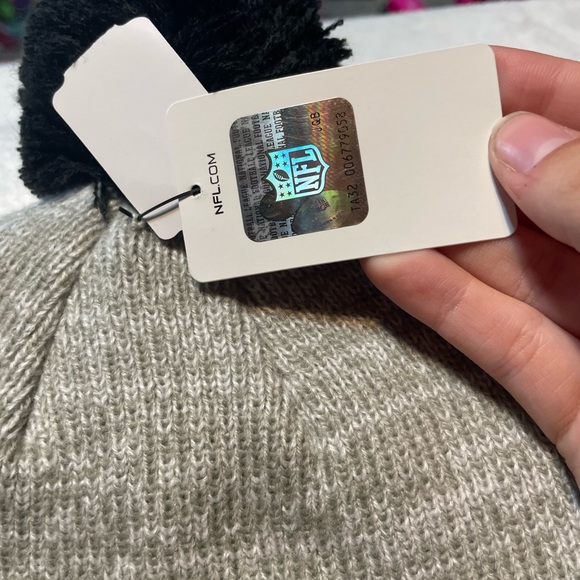 Atlanta Falcons Adult Beanie With Pom - Picture 5 of 7